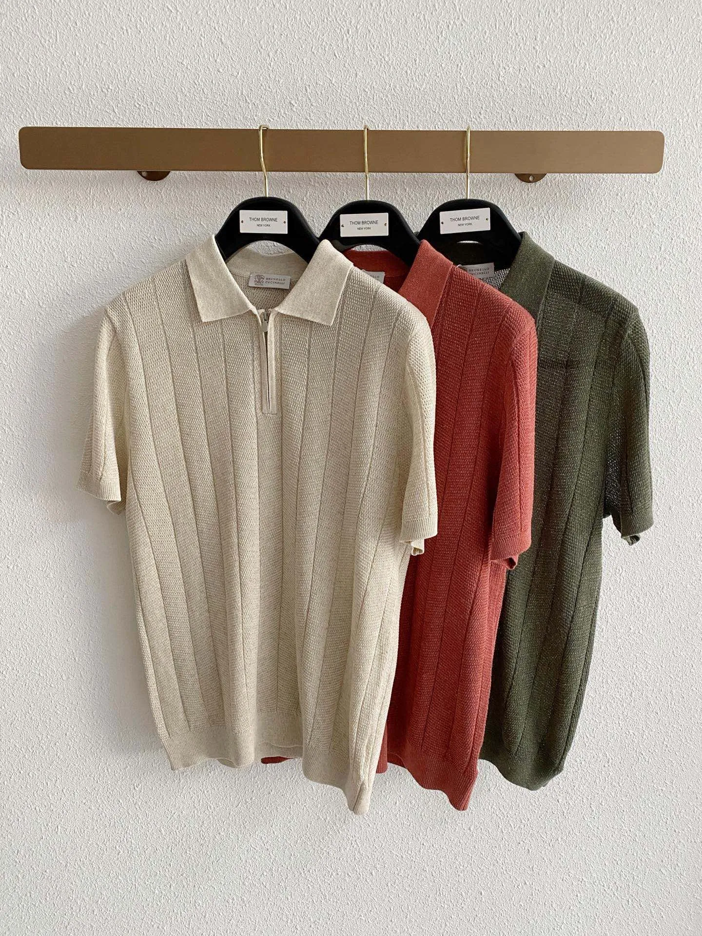Brunello Cucinelli old money style half-zip knitted Polo shirt, Classic design, the fabric is made of linen + lyocell/cotton blended material, which combines the breathable freshness of linen and the drape and silky smoothness of lyocell. It is not sweaty or sticky when worn in summer. Sizes: M-3XL